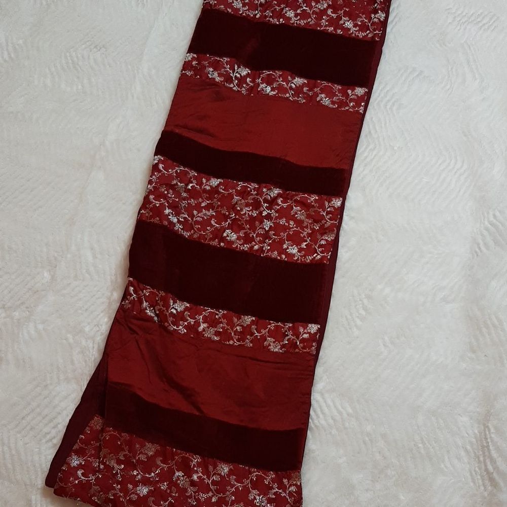 Crate & Barrel Christmas Red  Velour‎  Gold Engraved  Holly Table Runner 90 L - Picture 3 of 9
